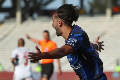 Lautaro Díaz de Independiente celebra un gol en la final de la Copa Sudamericana entre Sao Paulo e Independiente del Valle en el estadio Mario Alberto Kempes en Córdoba (Argentina).