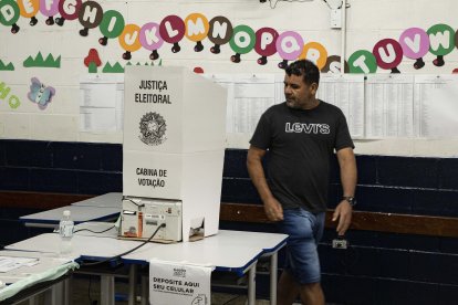 Según las últimas encuestas, dadas a conocer el sábado, Lula tiene una clara ventaja de catorce puntos porcentuales sobre Bolsonaro.