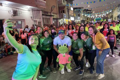 Jipson Contreras, el organizador del evento, bendecido entre tanta belleza, antes del Bailatón en Durán.