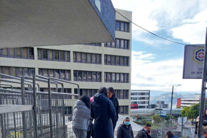 Familiares llegaron hasta la morgue de la Policía Nacional para retirar el cadáver.