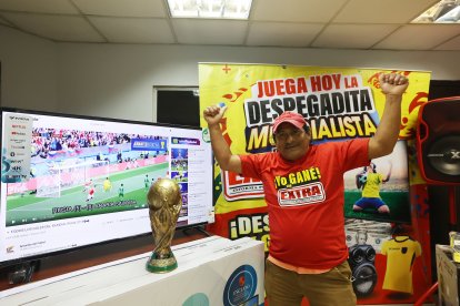 Luis Apolinario  se llevó un televisor con full tecnología hasta el cantón General Villamil, Playas.