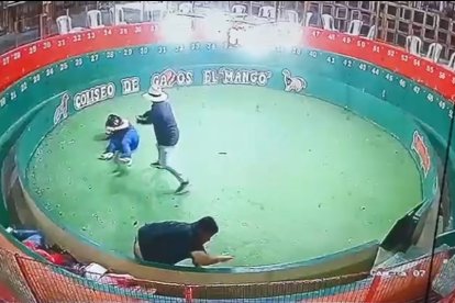 Miembros de la Policía Nacional acudieron al lugar de los hechos para investigaciones.