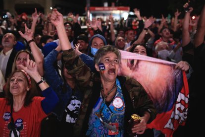 Simpatizantes del expresidente brasileño y candidato presidencial Luiz Inácio Lula da Silva celebran mientras se publican los resultados parciales de las elecciones brasileñas hoy, en Sao Paulo (Brasil)
