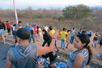 En plena carretera, varias personas heridas recibieron ayuda de moradores de la zona y de personas que estacionaron para asistirlos.