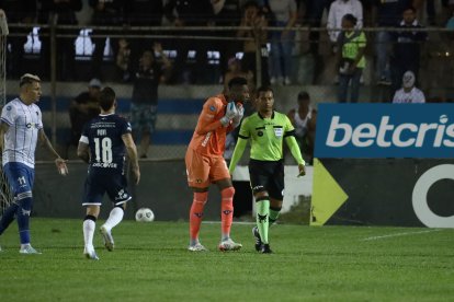 Los jugadores de Liga de Quito reclamaron al árbitro Marlon Vera por sus decisiones durante el juego ante 9 de Octubre.