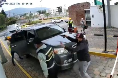 Los pillos sometieron a uno de los guardias durante el robo.