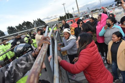 Familiares piden a gritos información de los reos en las afueras de la cárcel de Cotopaxi