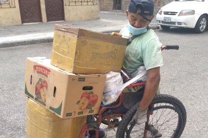 La silla de ruedas le sirve de triciclo. En un día bueno puede ganar 20 ‘latas’, pero en uno malo apenas 7.