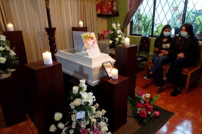 Tras la práctica de la autopsia se conoció que la causa de muerte fue asfixia mecánica por sofocación manual.