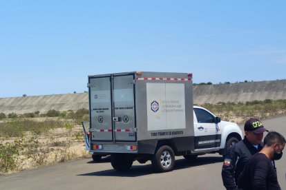 El reporte preliminar policial detalla que el cuerpo registra heridas similares a las producidas por un arma blanca tipo machete.