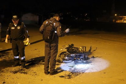 Los agentes llegaron y revisaron la escena del ataque entre dos grupos. Dos motos fueron incineradas en el lugar.