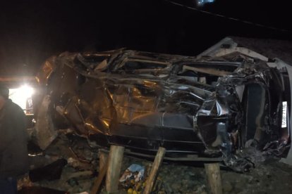 El choque causó el deceso de tres  personas y otras tres resultaron heridas.