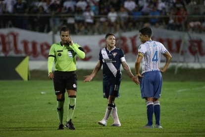 El árbitro Marlon Vera fue el blanco de las críticas de los albos por sus decisiones en el juego ante 9 de Octubre.