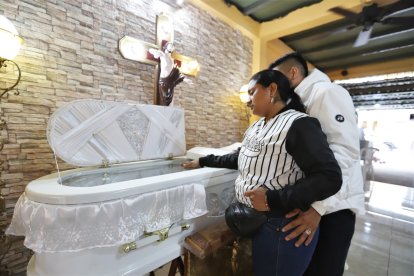 Los restos de Jeyco, de 10 años, son velados en la casa de un familiar.