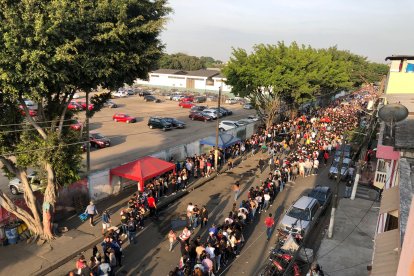 La fila para ingresar al recinto del concierto bordeaba la avenida Ernesto Noboa.