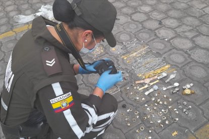 Anillos, cadenas, relojes y brazaletes se encontraron en la maleta con candado.