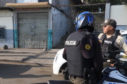 La Policía llegó al lugar. Las personas asesinadas ya fueron identificadas.