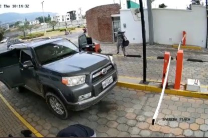 Cámaras de seguridad registraron el robo en el que sometieron a los guardias que custodiaban el vehículo.