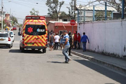 Una ambulancia asistió hasta la institución educativa para asistir a los heridos.