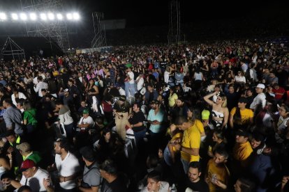 Aglomeración durante la presentación del artista.