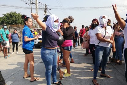 Ciudadanos se congregan en el sitio para tratar de conocer si sus allegados están bien o les ha sucedió algo.