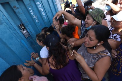 Padres de familia llegaron al plantel para retirar a sus hijos y llevarlos a casa. Estaban angustiados.