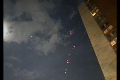 Otros videos que circulan en internet dan muestra de la forma circular de los objetos no identificados.