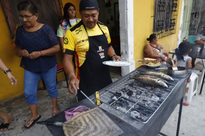 Los vecinos esperan celebrar con comida y sin violencia.