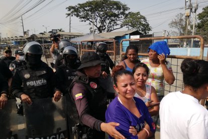 Parientes de los internos buscaban conocer alguna información de sus allegados, pero los policías no les permitían acercarse a la entrada del centro carcelario.