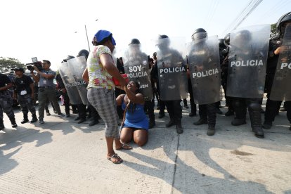 Familiares de las personas privadas de libertad llegaron a la 'Peni' en busca de información. Estaban desesperados.