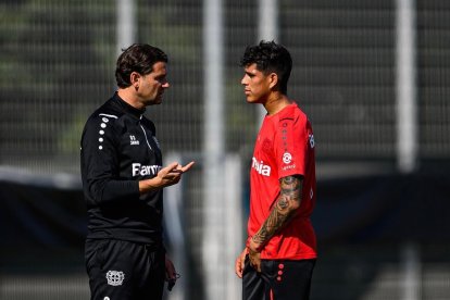 Piero Hincapié llegó al Bayer Leverkusen por pedido del estratega Gerardo Seoane (i), quien fue separado del cargo por malos resultados.