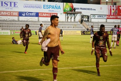 El festejo del paraguayo José Verdú tras marcar el gol del agónico triunfo de Mushuc Runa sobre 9 de Octubre.