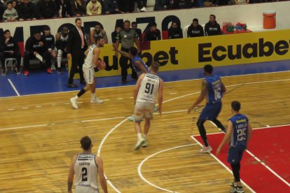 El equipo lojano de Jorge Guzmán (azul)  dio el primer golpe en la casa de Leones, en Riobamba.