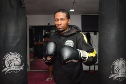 Alexander Espinoza tiene un registro de 15 victorias, 1 empate y 1 derrota como profesional. Lleva 8 triunfos por la vía del KO.