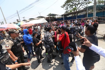 Jocelyn Barzola fue retenida por unos minutos, tras lanzarle agua a una uniformada.