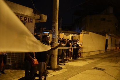 Luego de los  disparos moradores salieron de sus casas. Estaban alarmados.