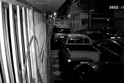 En un video filmado por una cámara de una vivienda se capta el momento en que se produce la explosión.