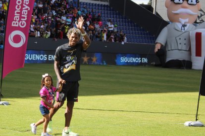 Joao Ortiz con su pequeña durante el festejo en el estadio de los rayados, tras quedar campeones de la Copa Sudamericana.