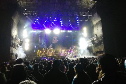 Hubo quejas del público por la falta de organización en los accesos. Los quiteños aguantaron el ‘pacheco’ de la velada.