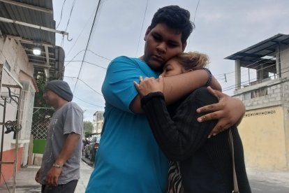 El crimen de uno de sus integrantes tiene destrozada a la familia Salguero Mite . Se brindan un abrazo de aliento.