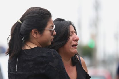 Martha Sánchez es consolada por su sobrino ante el dolor por la muerte de su único hijo.