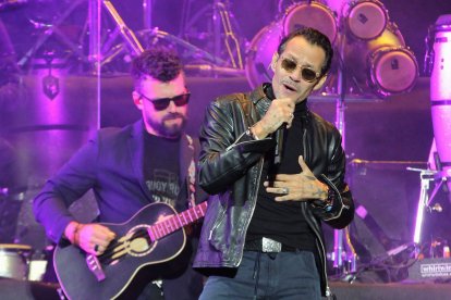 Marc Anthony cautivó al público con sus temas más populares. Cada tanto iba hasta donde su novia a mimarla.