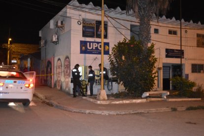 Tres hombres en moto dispararon contra el retén policial, la madrugada de este sábado.