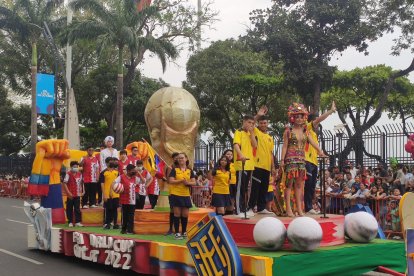 El desfile duró algo más de una hora, por la avenida Malecón Simón Bolívar.