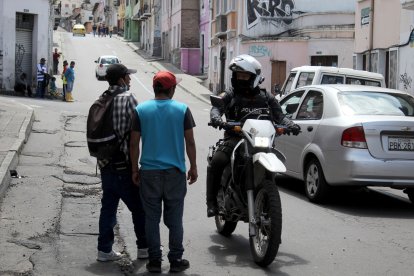 Allegados de la víctima continúan consternados por el crimen que ocurrió en el sector de La Tola, en el centro de Quito.