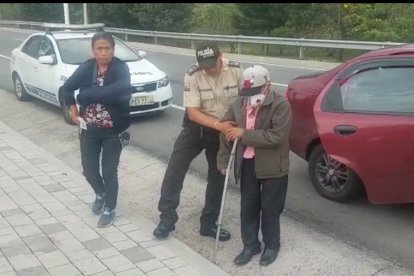 La policía logró ubicar a su familia para que regresara a casa.