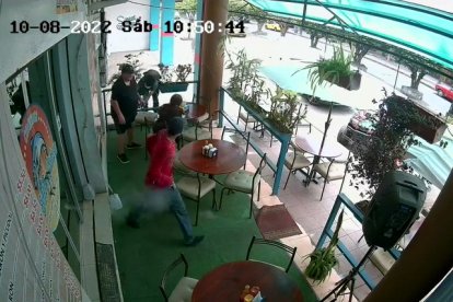 El momento en el que sale el primer tiro por una de las ventanas.