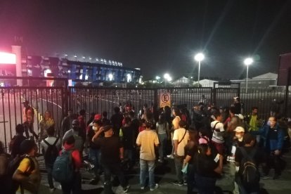 Poco antes de las 19:00, el público aún ingresaba hacia el estadio.