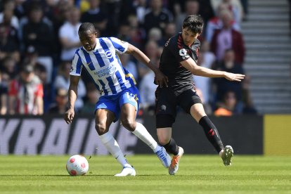 Enock Mwepu, del Brighton, deja el fútbol debido a un problema cardíaco.