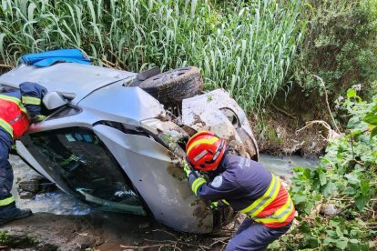 El auto quedó destrozado dentro de la quebrada.